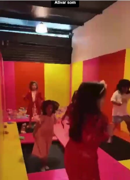 Meninas dançando na baladinha da Pic Pink