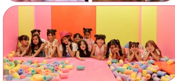 Grupo de meninas na piscina de espuma