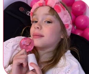 Menina se divertindo na festa